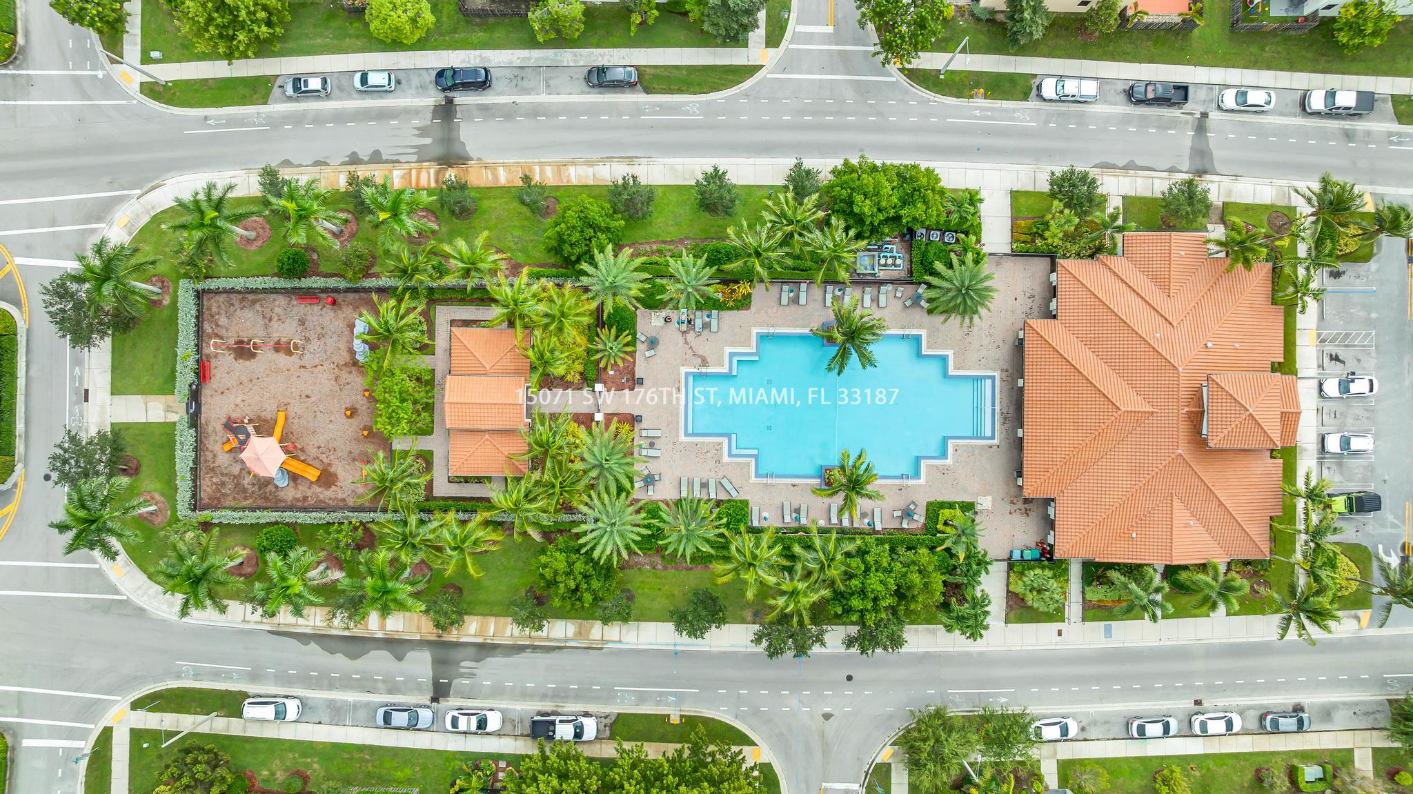 Resort-style clubhouse and swimming pool amenities in Venetian Parc Casa club y piscina estilo resort en la comunidad Venetian Parc