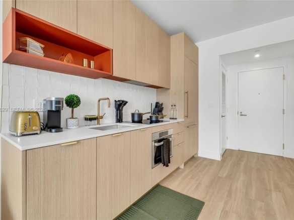 Cocina elegante con electrodomésticos de alta gama en Midtown Miami