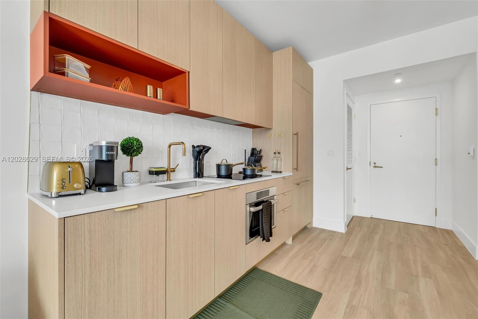 The Standard Residences Miami for rent – apartamentos en renta en Midtown Miami (10) Cocina elegante con electrodomésticos de alta gama en Midtown Miami