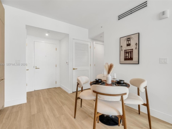 Cocina elegante con electrodomésticos de alta gama en Midtown Miami