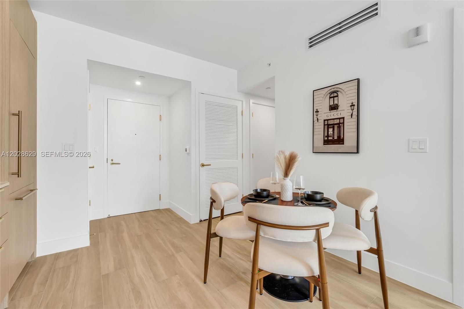 The Standard Residences Miami for rent – apartamentos en renta en Midtown Miami (11) Cocina elegante con electrodomésticos de alta gama en Midtown Miami