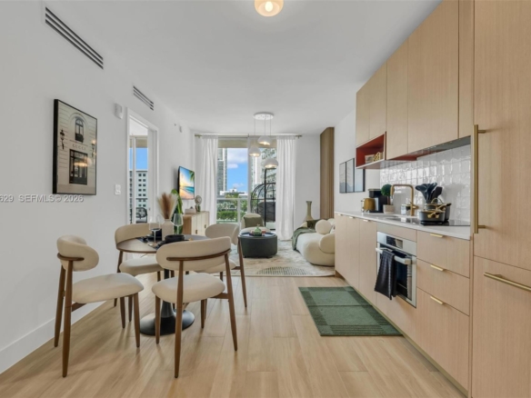 Cocina elegante con electrodomésticos de alta gama en Midtown Miami