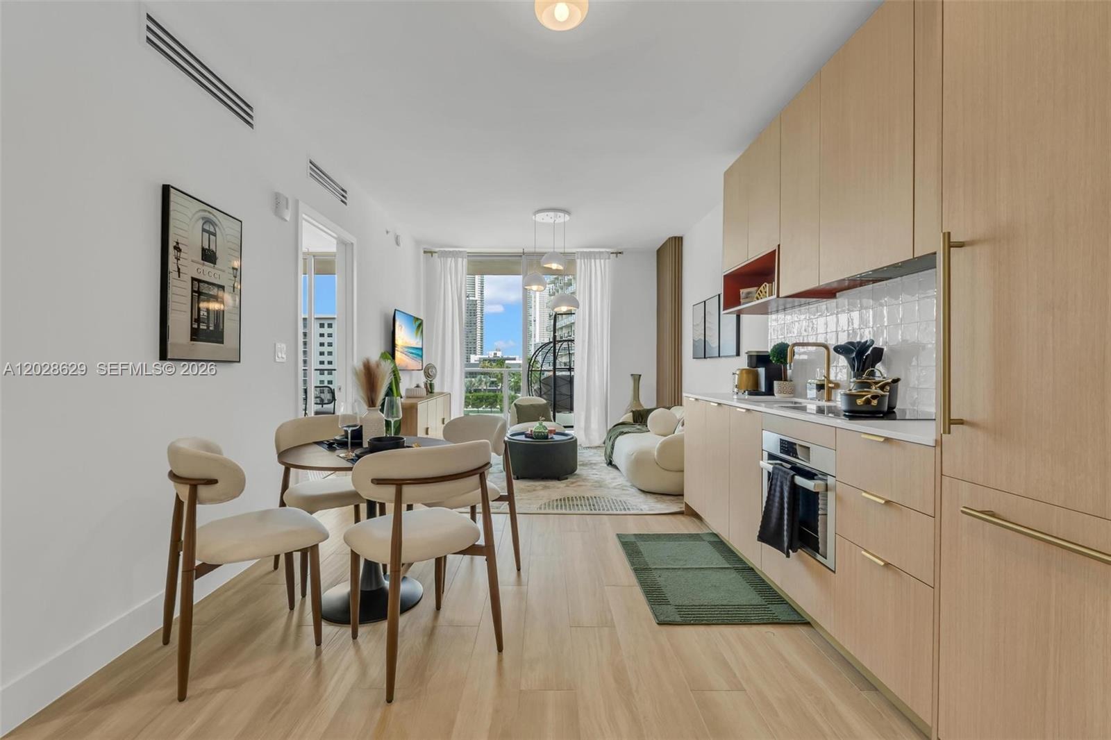 The Standard Residences Miami for rent – apartamentos en renta en Midtown Miami (12) Cocina elegante con electrodomésticos de alta gama en Midtown Miami