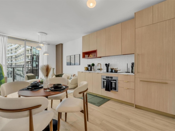 Cocina elegante con electrodomésticos de alta gama en Midtown Miami