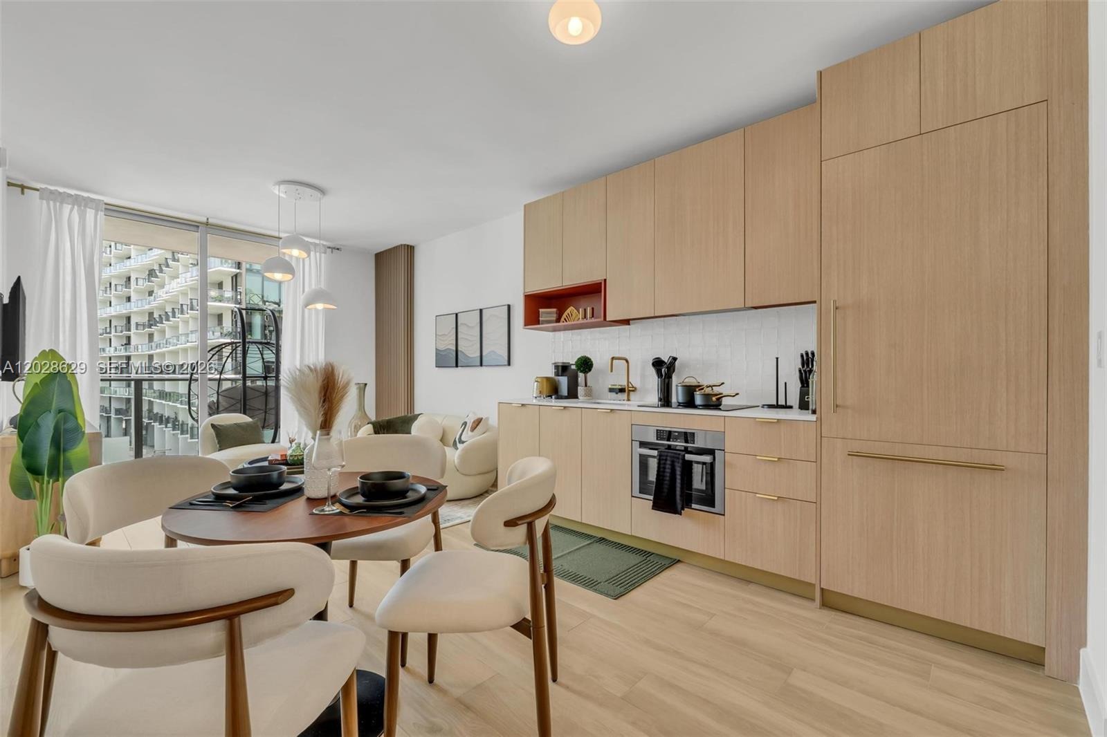 The Standard Residences Miami for rent – apartamentos en renta en Midtown Miami (13) Cocina elegante con electrodomésticos de alta gama en Midtown Miami