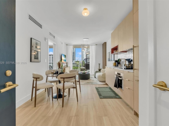 Cocina elegante con electrodomésticos de alta gama en Midtown Miami