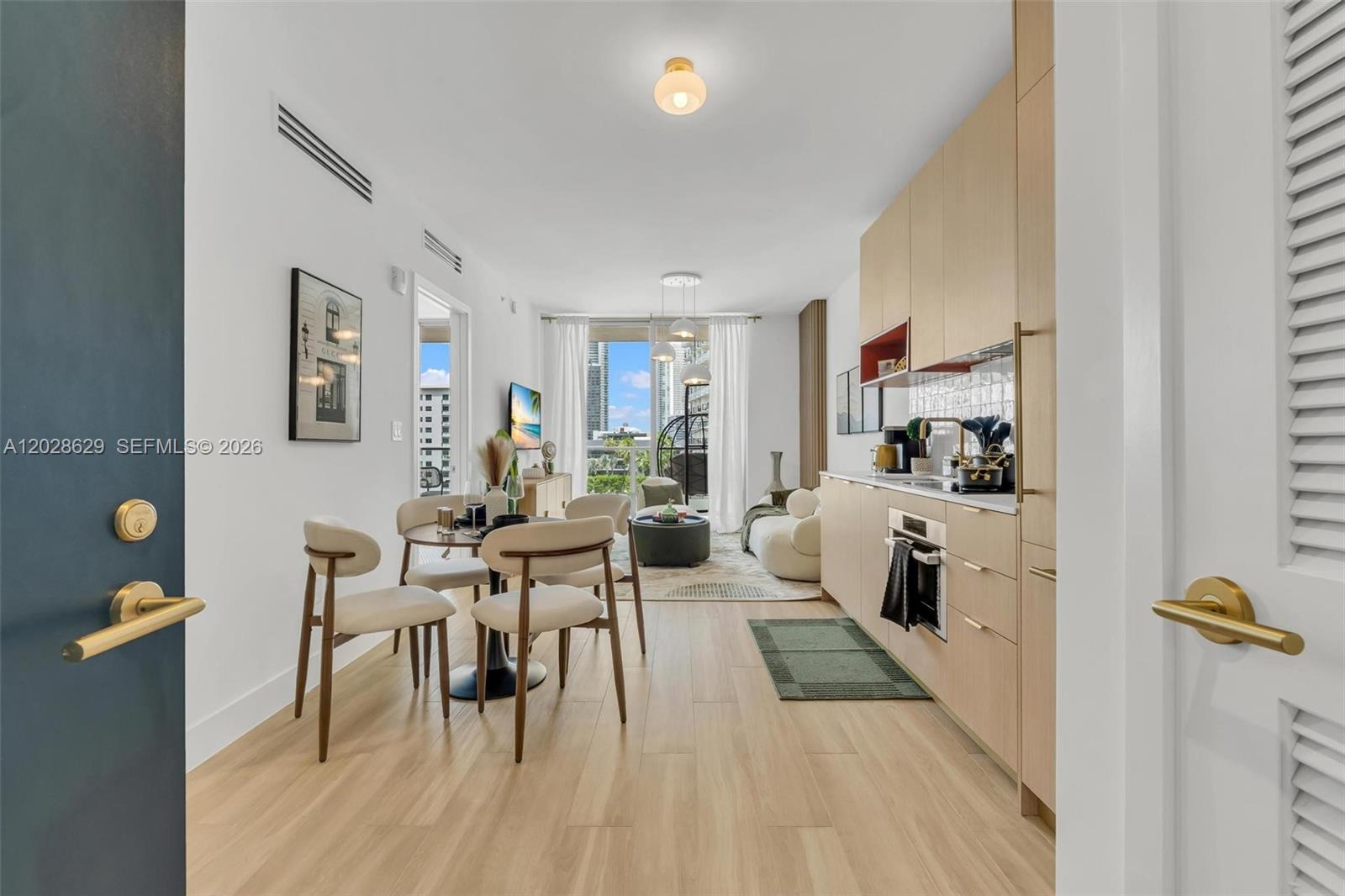 The Standard Residences Miami for rent – apartamentos en renta en Midtown Miami (14) Cocina elegante con electrodomésticos de alta gama en Midtown Miami