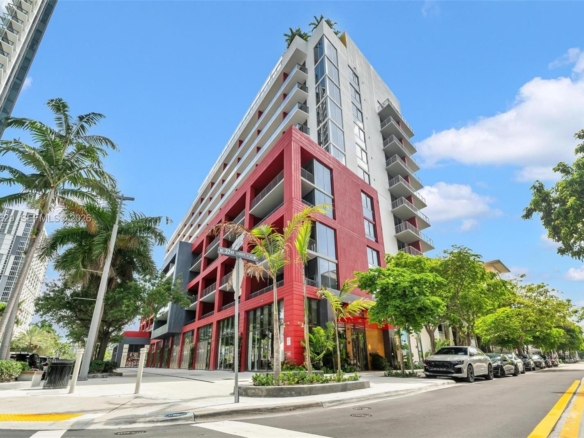 Fachada moderna de The Standard Residences en Midtown Miami