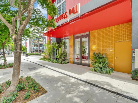Fachada moderna de The Standard Residences en Midtown Miami