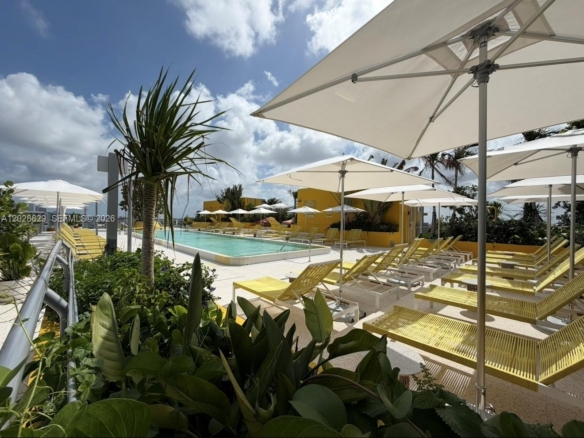 Piscina y amenidades tipo resort en The Standard Midtown Miami
