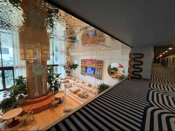 amenidades tipo resort en The Standard Midtown Miami