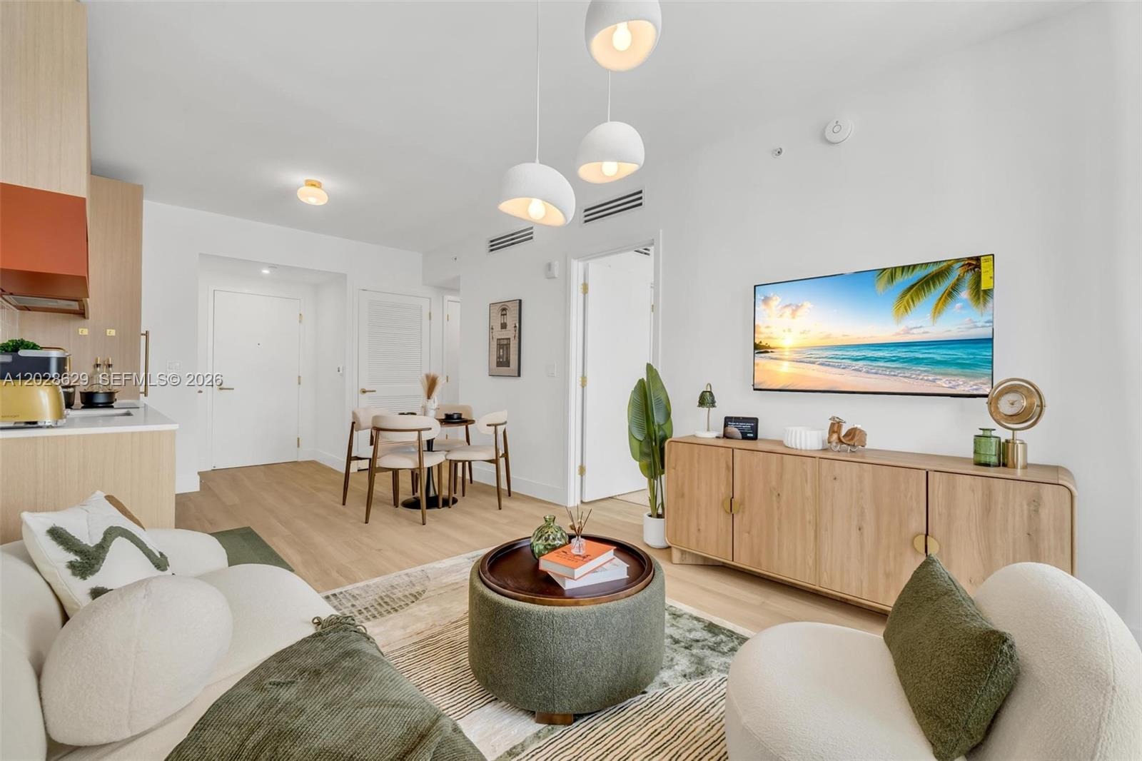The Standard Residences Miami for rent – apartamentos en renta en Midtown Miami (7) Sala de estar moderna y amueblada en apartamento de The Standard Midtown
