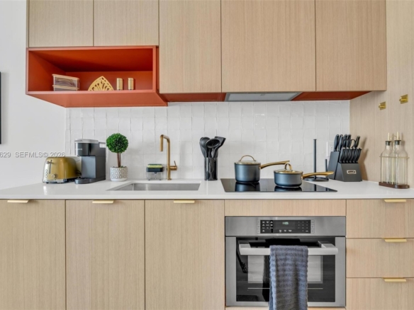 Cocina elegante con electrodomésticos de alta gama en Midtown Miami