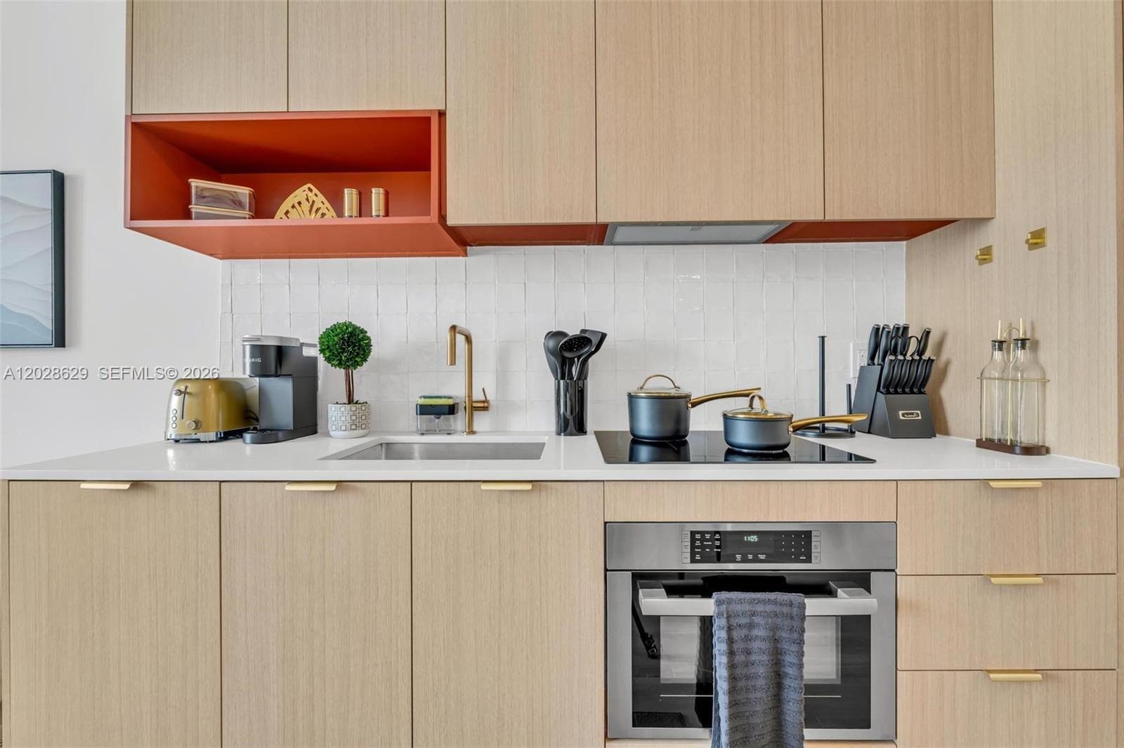 The Standard Residences Miami for rent – apartamentos en renta en Midtown Miami (9) Cocina elegante con electrodomésticos de alta gama en Midtown Miami
